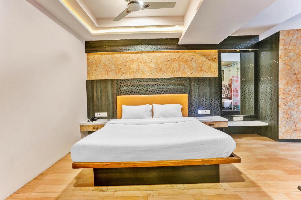 Oyo Flagship 83396 Hotel Vinyasa Residency Мумбай Екстериор снимка