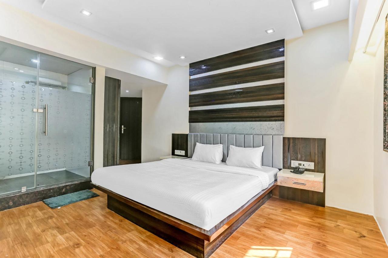 Oyo Flagship 83396 Hotel Vinyasa Residency Мумбай Екстериор снимка